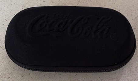 9511-1 € 4,00 coca cola brillenkoker zwart.jpeg